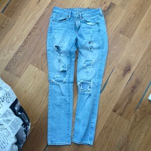 light wash american eagle mom jeans